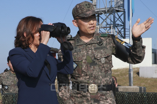 [포토] 북한 지역 바라보는 카멀라 해리스 美 부통령